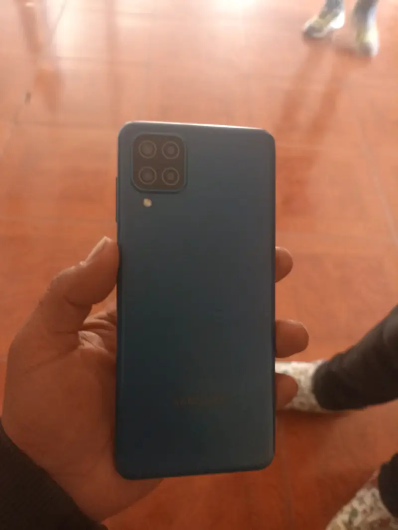 Smartphone Samsung Galaxy A12 azul en buen estado - 2
