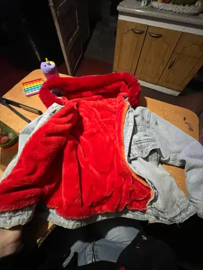 Chaqueta de mezclilla con forro rojo de felpa - miniatura 1