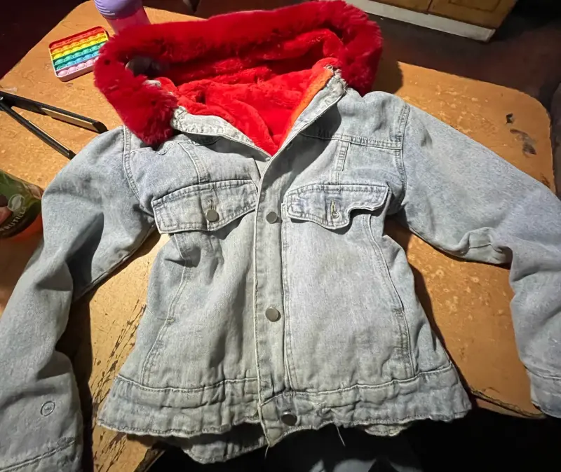 Chaqueta de mezclilla con forro rojo de felpa - 2