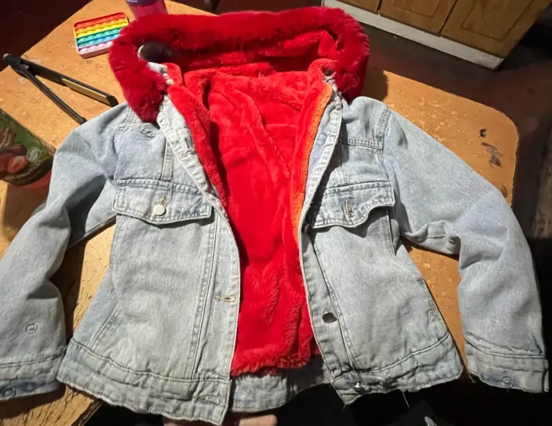 Chaqueta de mezclilla con forro rojo de felpa - 5