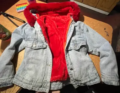 Chaqueta de mezclilla con forro rojo de felpa - miniatura 5