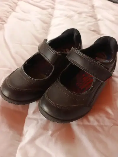 Zapatos escolares negros para niña con velcro - miniatura 1