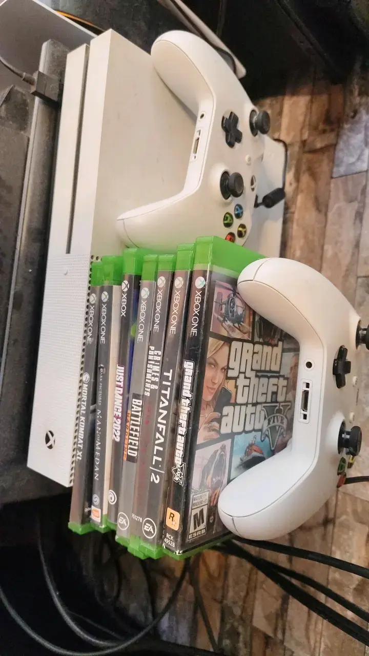 Consola Xbox One S con juegos y controles - 1