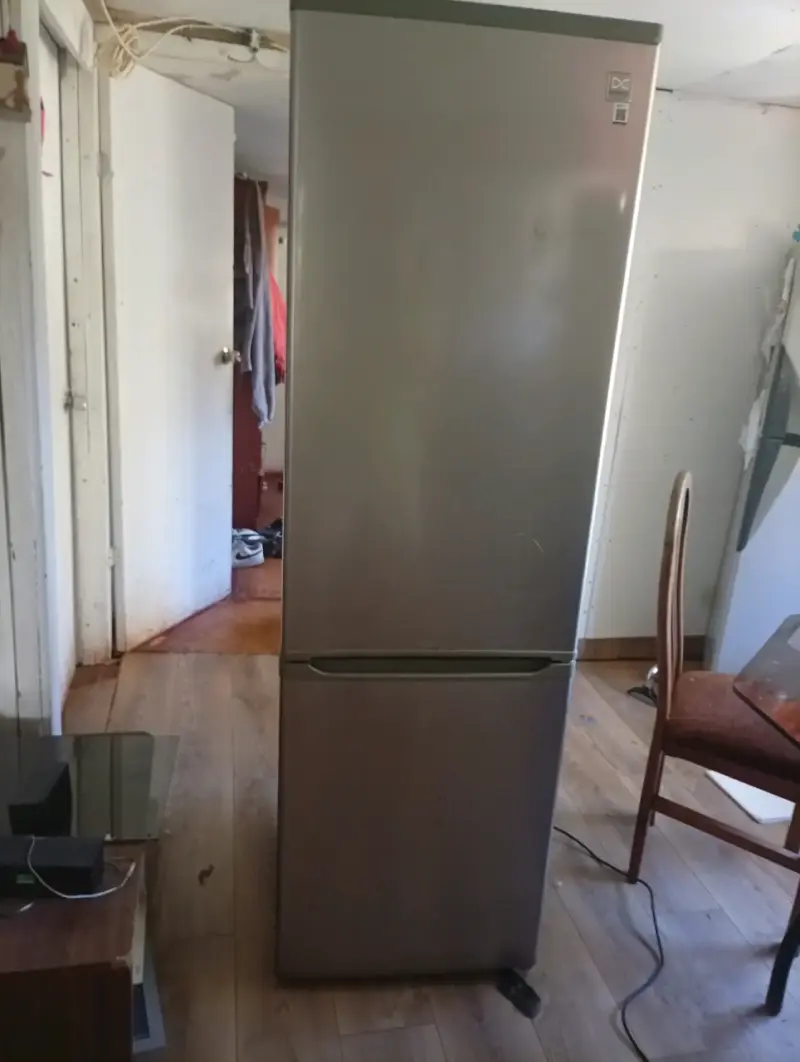 Refrigerador de dos puertas color gris - 1