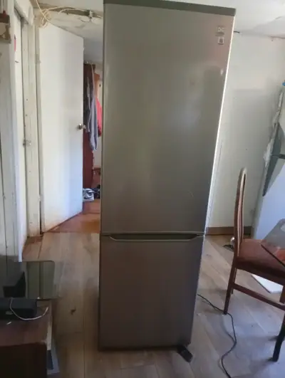 Refrigerador de dos puertas color gris - miniatura 1