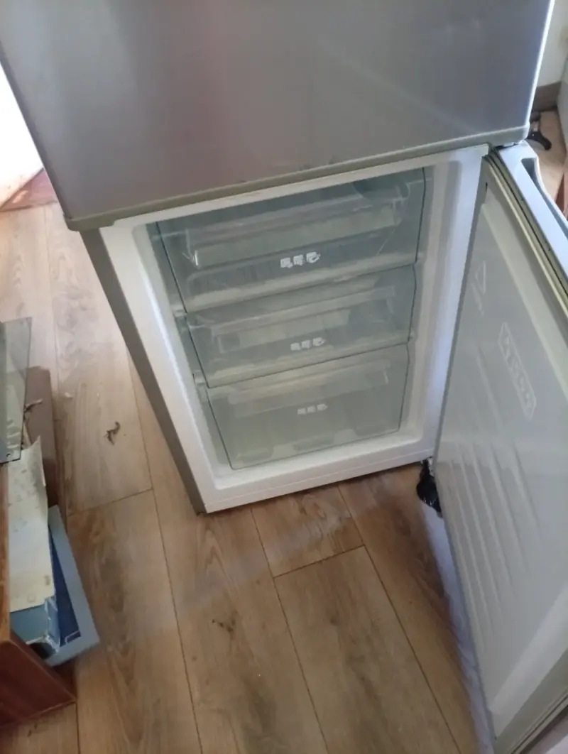 Refrigerador de dos puertas color gris - 2