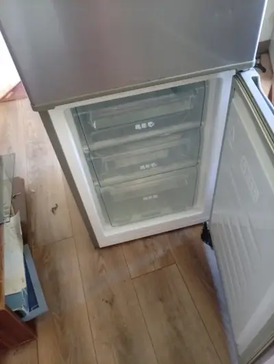 Refrigerador de dos puertas color gris - miniatura 2