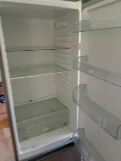 Refrigerador de dos puertas color gris - miniatura 3