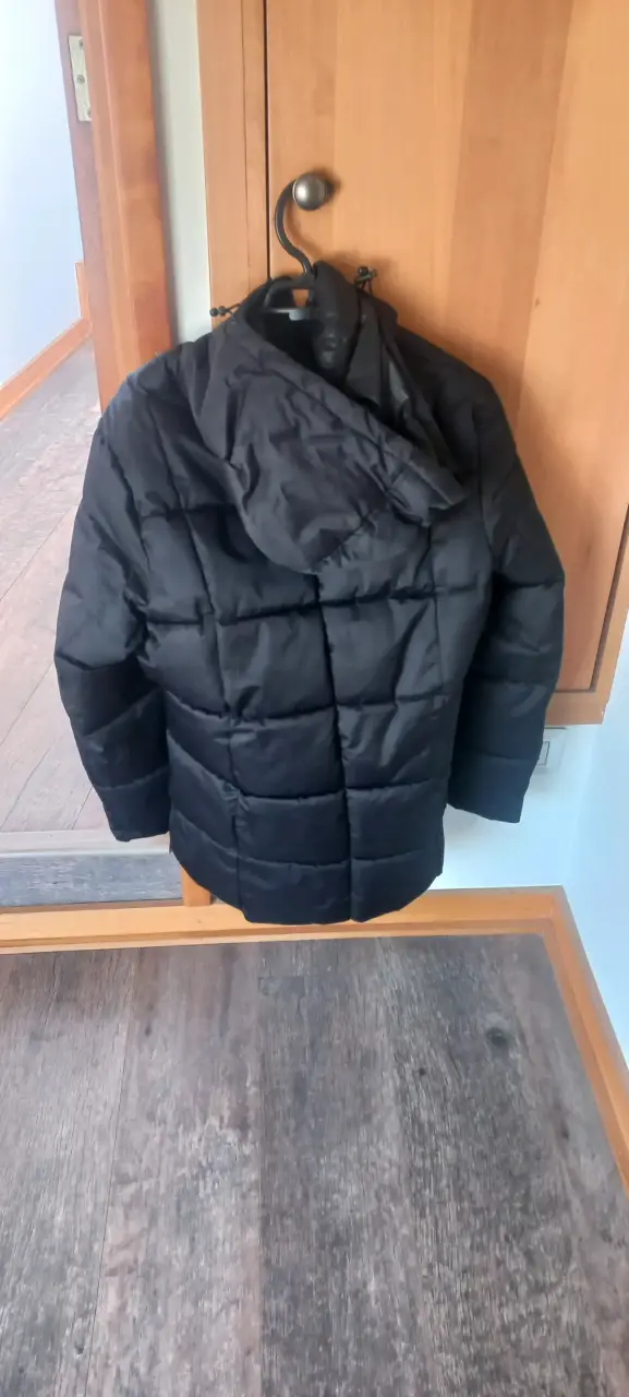 Chaqueta acolchada negra con capucha - 1