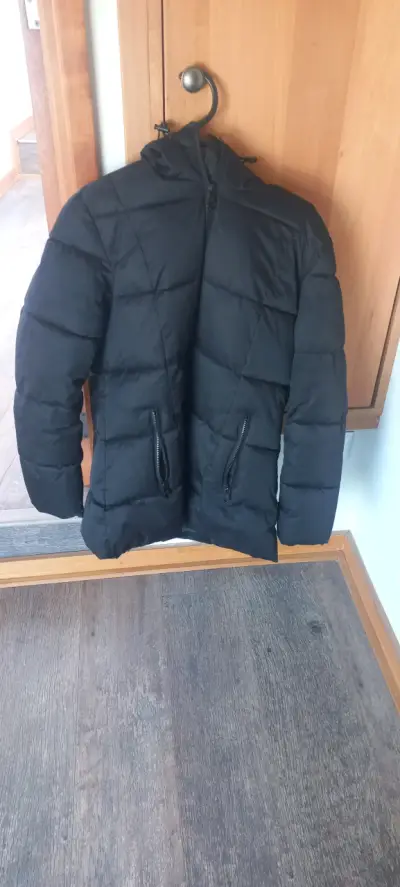 Chaqueta acolchada negra con capucha - miniatura 2