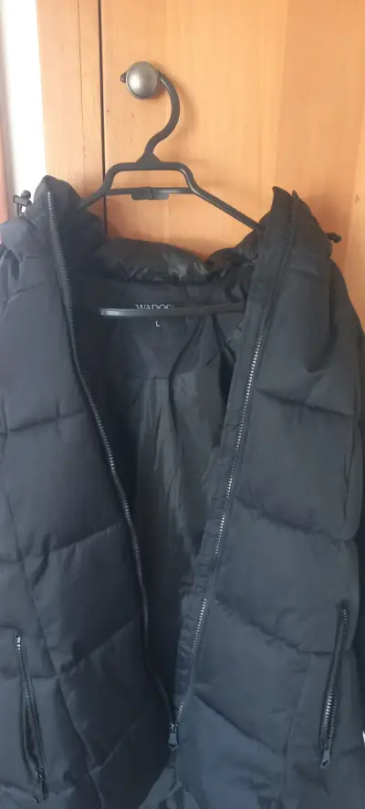 Chaqueta acolchada negra con capucha - miniatura 3