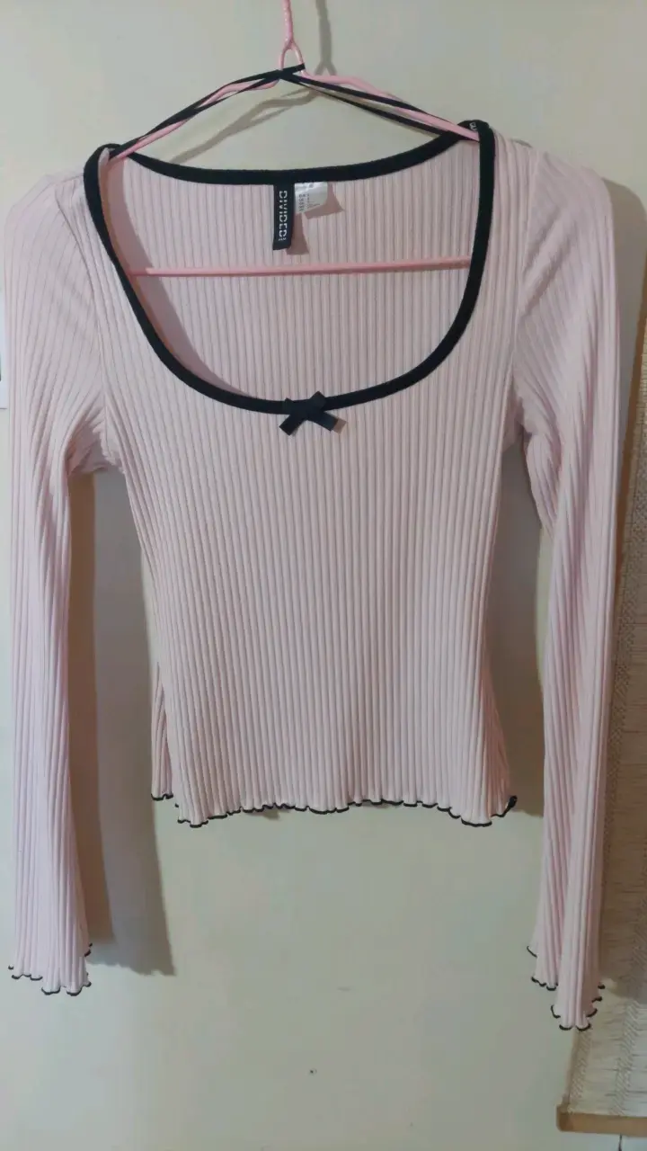 Polera manga larga H&M rosa con ribete negro - 1