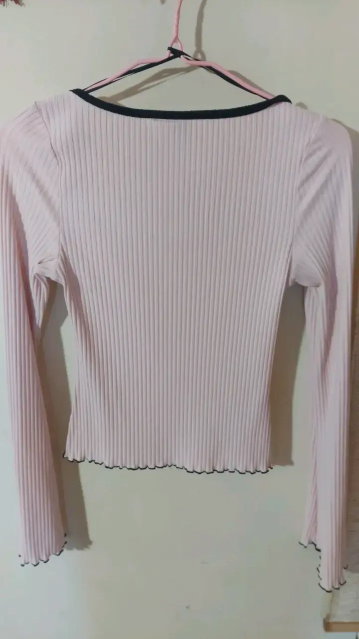 Polera manga larga H&M rosa con ribete negro - 2