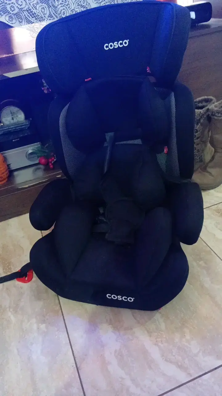 Silla de auto para niños Cosco negra