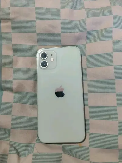 iPhone 12 con batería degradada en buen estado - miniatura 3