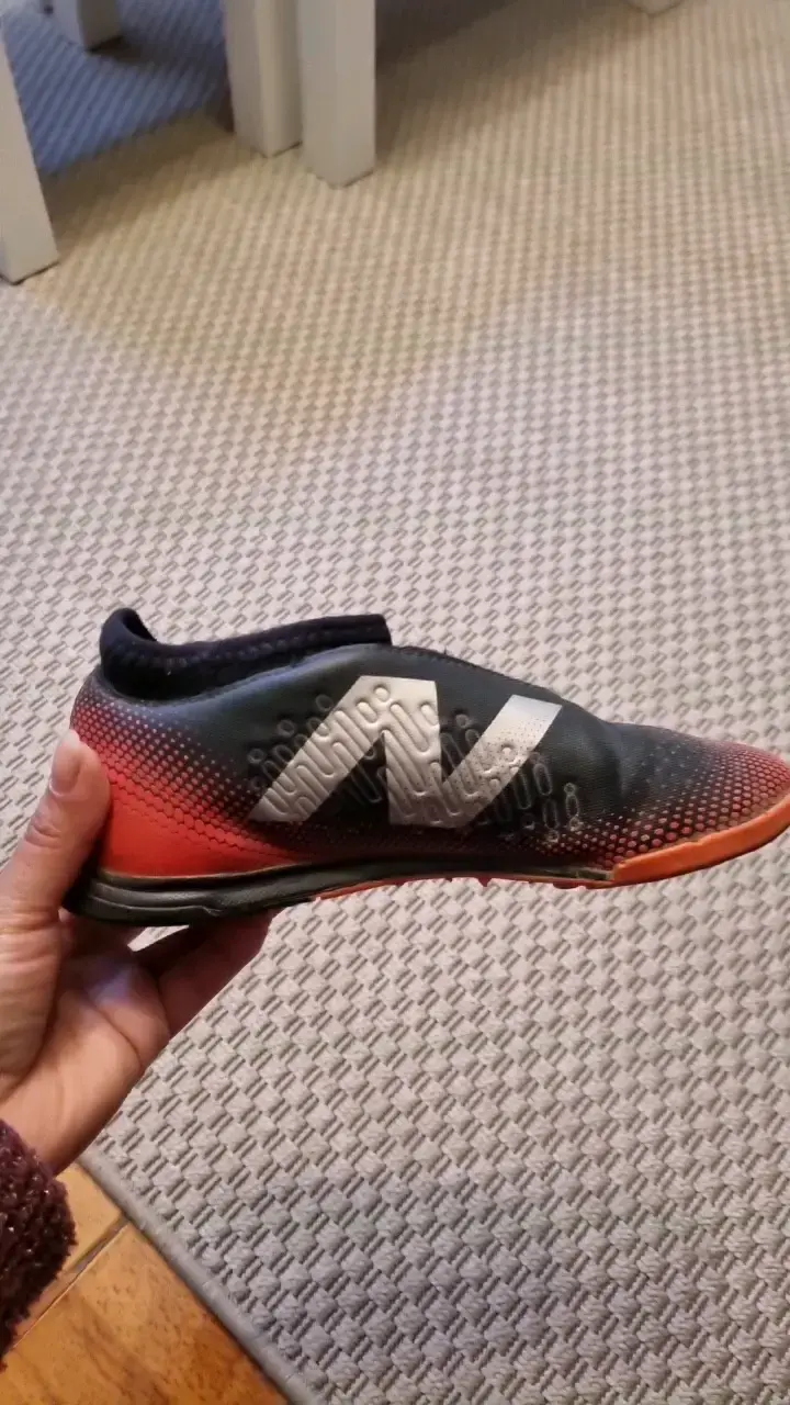 Zapatillas de fútbol sala New Balance negras y rojas