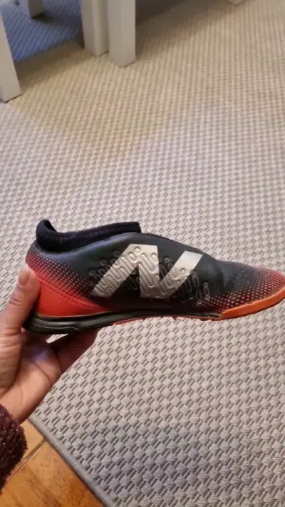 Zapatillas de fútbol sala New Balance negras y rojas - miniatura 1