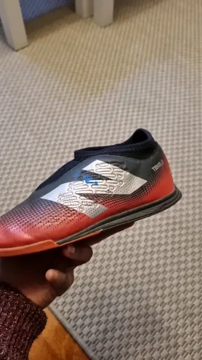 Zapatillas de fútbol sala New Balance negras y rojas - miniatura 3