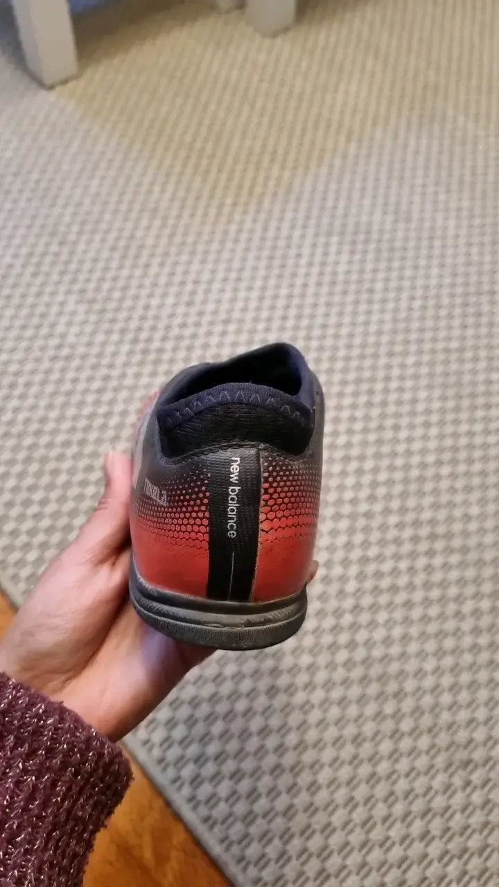 Zapatillas de fútbol sala New Balance negras y rojas - 4