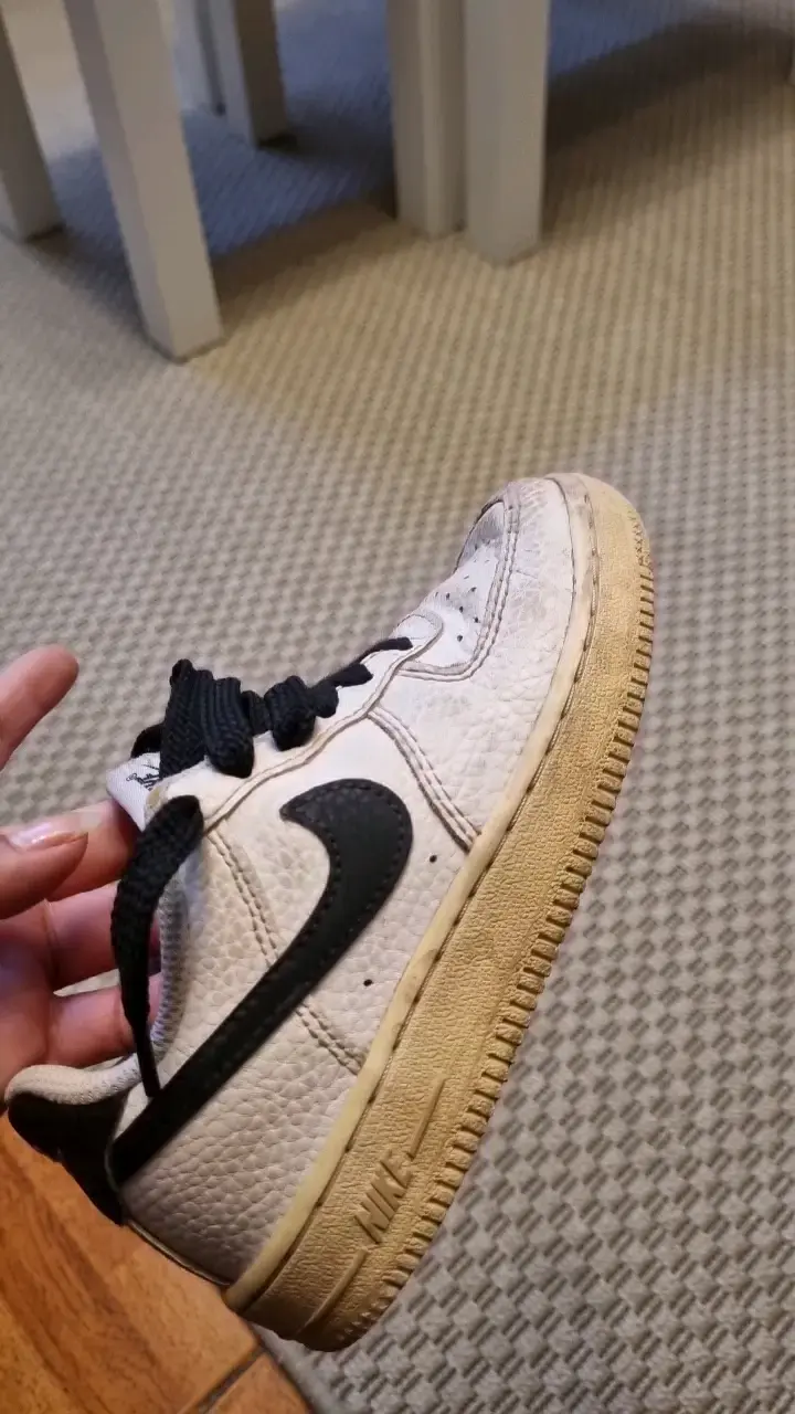 Zapatillas deportivas blancas con logo negro