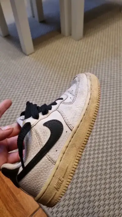 Zapatillas deportivas blancas con logo negro - miniatura 1