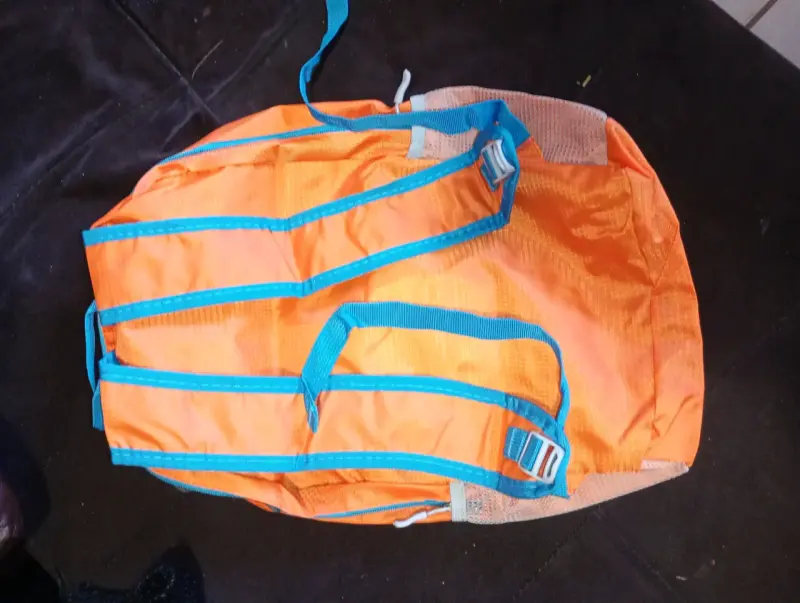 Mochila de senderismo naranja con bolsillos laterales - 2