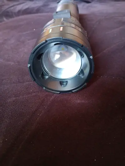 Linterna táctica LED recargable potente - miniatura 2