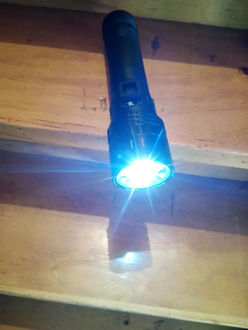 Linterna táctica LED recargable potente - 3