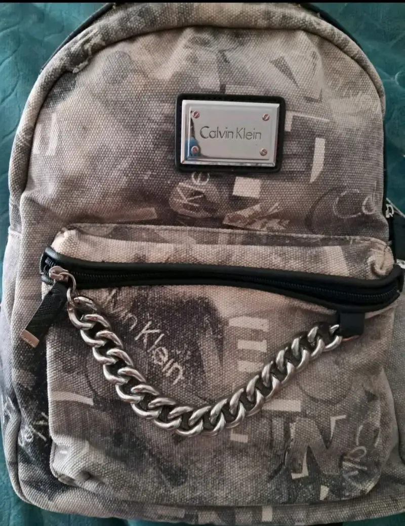 Mochila Calvin Klein con cadena decorativa - 1