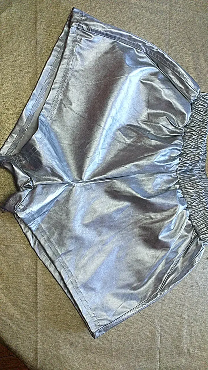 Shorts plateados deportivos para mujer
