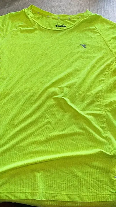Polera deportiva amarilla Diadora unisex - miniatura 1