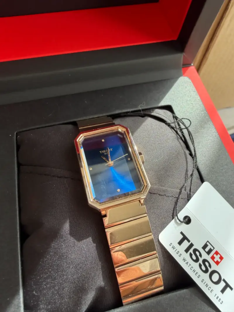 Reloj Tissot de Pulsera Dorado con Esfera Azul - 1