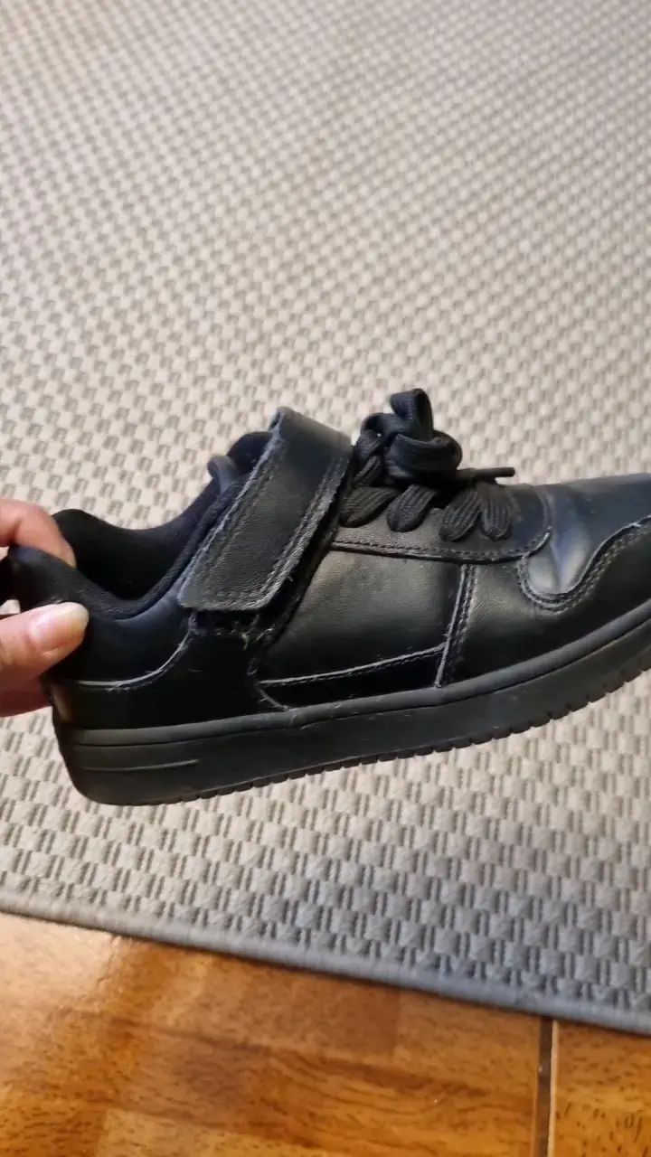 Zapatillas negras para niños con velcro