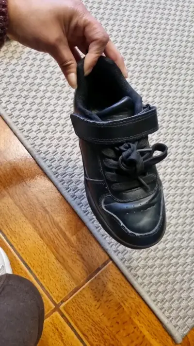 Zapatillas negras para niños con velcro - miniatura 2