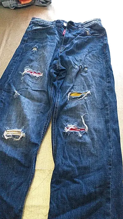 Jeans de mezclilla desgastados para hombre - miniatura 1