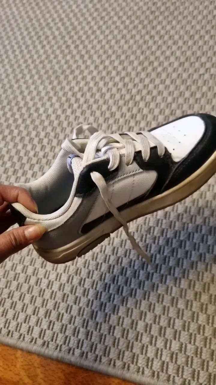 Zapatillas deportivas blancas y negras para niño