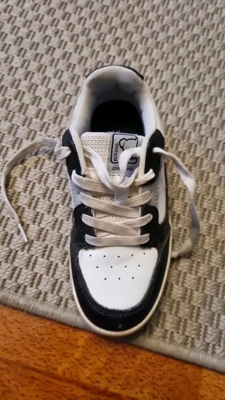 Zapatillas deportivas blancas y negras para niño - 2