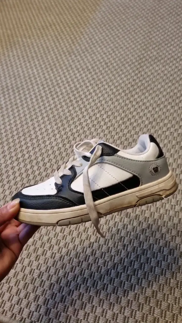 Zapatillas deportivas blancas y negras para niño - 3