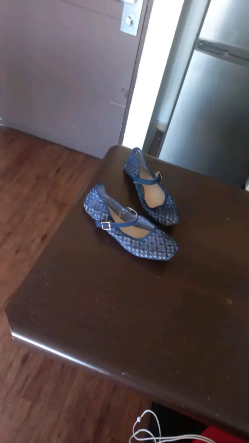 Zapatos planos azules con diseño trenzado