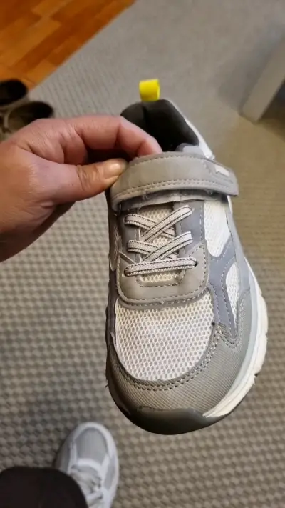 Zapatillas deportivas grises con velcro para niños - miniatura 3
