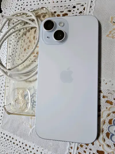 iPhone 15 en buen estado con cable - miniatura 1