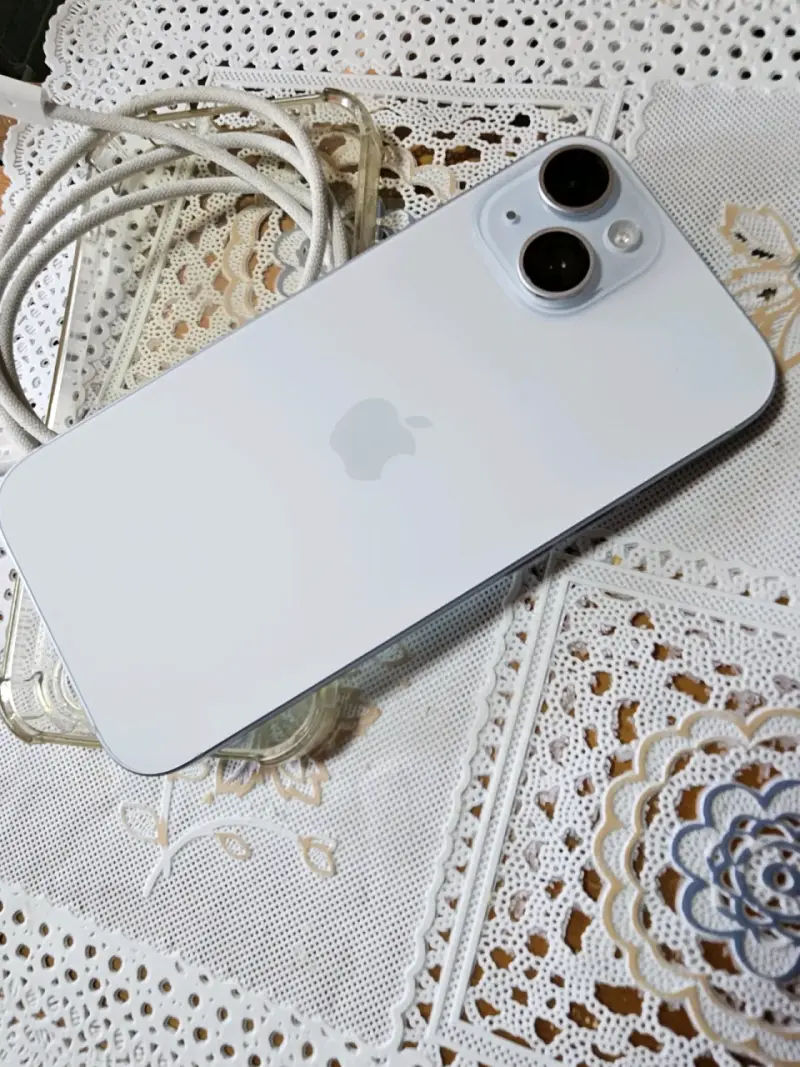 iPhone 15 en buen estado con cable - 2