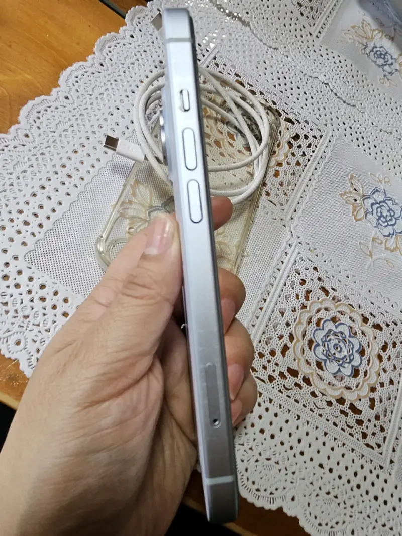 iPhone 15 en buen estado con cable - 3