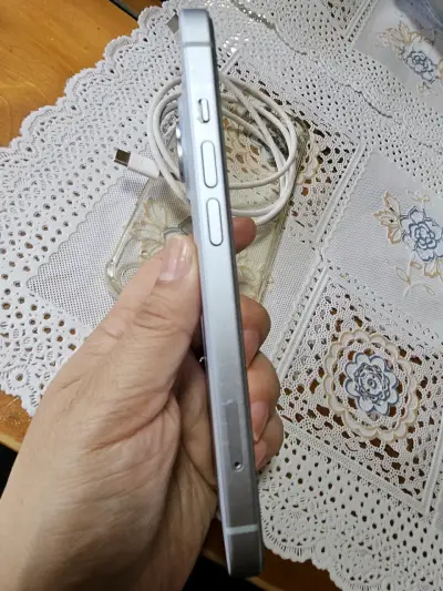 iPhone 15 en buen estado con cable - miniatura 3