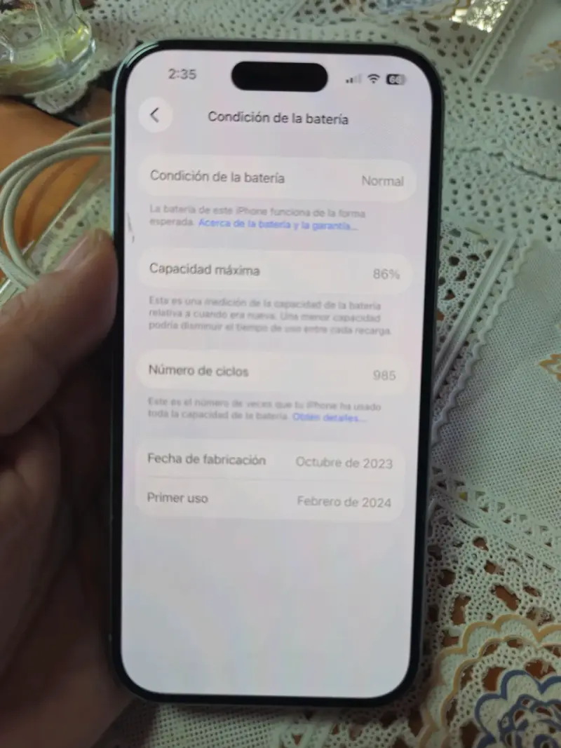 iPhone 15 en buen estado con cable - 4