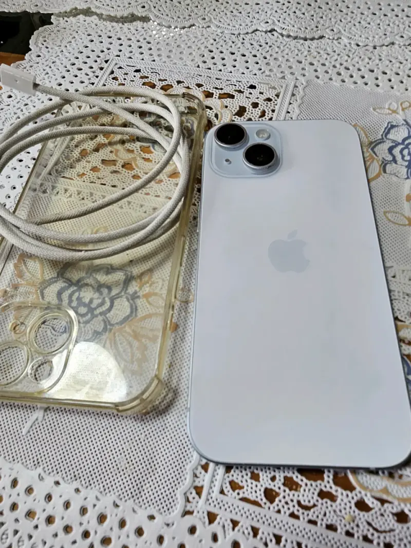 iPhone 15 en buen estado con cable - 5