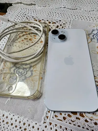 iPhone 15 en buen estado con cable - miniatura 5