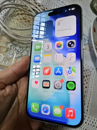 iPhone 15 en buen estado con cable - miniatura 6