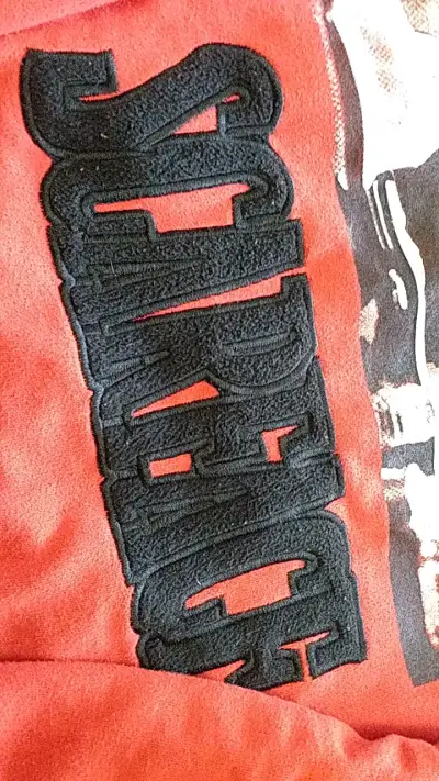 Polerón rojo con diseño Scarface - miniatura 2
