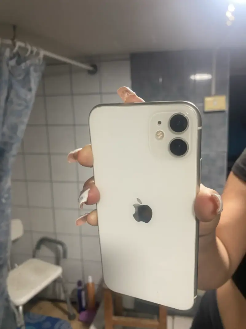 iPhone 11 blanco en buen estado - 1